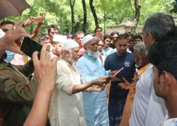 চাঁপাইনবাবগঞ্জে বজ্রপাতে নিহতদের স্বজনদের পাশে নুরুল ইসলাম বুলবুল