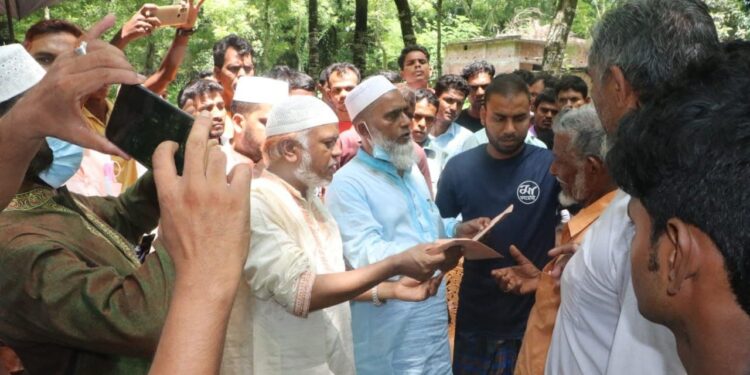 চাঁপাইনবাবগঞ্জে বজ্রপাতে নিহতদের স্বজনদের পাশে নুরুল ইসলাম বুলবুল