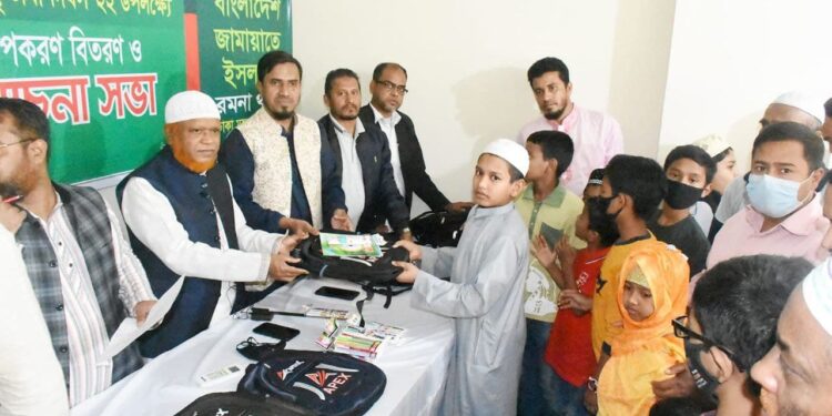 শিক্ষার্থীদের মাঝে শিক্ষা উপকরণ বিতরণ