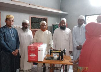 চাঁপাইনবাবগঞ্জে নূরুল ইসলাম বুলবুলের হুইল চেয়ার ও সেলাই মেশিন উপহার প্রদান