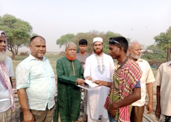 চাঁপাইনবাবগঞ্জে পুড়ে যাওয়া ঘরবাড়ি মেরামতের জন্য নূরুল ইসলাম বুলবুলের আর্থিক সহায়তা প্রদান