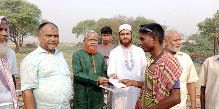 চাঁপাইনবাবগঞ্জে পুড়ে যাওয়া ঘরবাড়ি মেরামতের জন্য নূরুল ইসলাম বুলবুলের আর্থিক সহায়তা প্রদান