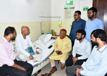 প্রখ্যাত কবি আব্দুল হাই শিকদারের শয্যাপাশে নূরুল ইসলাম বুলবুল