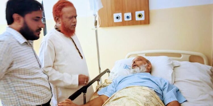 অসুস্থ আশিক আহমেদ জেবেল এর শয্যাপাশে জননেতা নূরুল ইসলাম বুলবুল