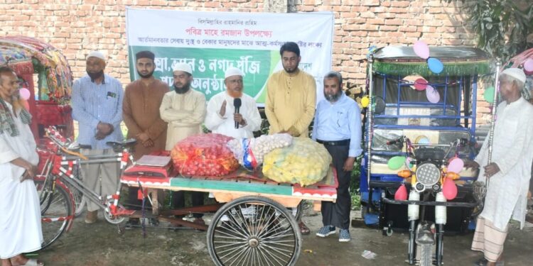 রাজধানীতে ঢাকা মহানগরী দক্ষিণ জামায়াতের রিকশা-ভ্যান, মালামাল ও নগদ পুঁজি বিতরণ