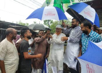 চাঁপাই-নবাবগঞ্জে শ্রমজীবী ও সাধারণ মানুষের মাঝে জননেতা নূরুল ইসলাম বুলবুলের ছাতা বিতরণ