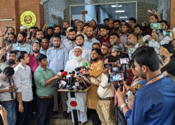 রাষ্ট্রের একটা বাহিনীর কতিপয়  দুবৃত্তদের হামলায় আহত বৈষম্যবিরোধী ছাত্র আন্দোলনের অন্যতম প্রধান সমন্বয়ক হাসনাত আব্দুল্লাহকে হাসপাতালে দেখতে যান আমীরে জামায়াত ডা. শফিকুর রহমান।