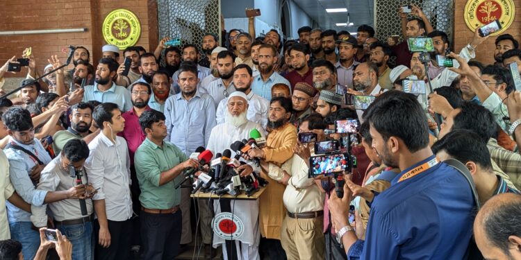 রাষ্ট্রের একটা বাহিনীর কতিপয়  দুবৃত্তদের হামলায় আহত বৈষম্যবিরোধী ছাত্র আন্দোলনের অন্যতম প্রধান সমন্বয়ক হাসনাত আব্দুল্লাহকে হাসপাতালে দেখতে যান আমীরে জামায়াত ডা. শফিকুর রহমান।