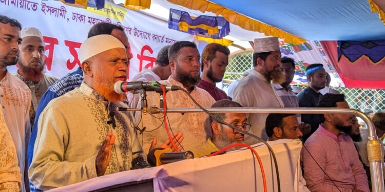 ঢাকা মহানগরী দক্ষিণ জামায়াত কুমিল্লায় বন্যার্তদের মাঝে উপহার সামগ্রী বিতরণ করে