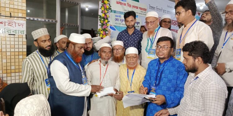 ছাত্র-জনতার আন্দোলনে শহীদ পরিবারদের মাঝে আর্থিক সহায়তা প্রদান নারী-পুরুষ, শিশু-কিশোর কেউ শেখ হাসিনার নিদের্শিত গণহত্যা থেকে রেহাই পায়নি – অধ্যাপক মিয়া গোলাম পরওয়ার