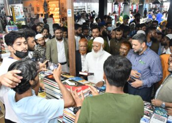 একুশে বই মেলা পরিদর্শনে আমীরে জামায়াত