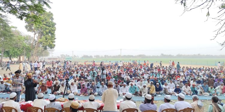 চাঁপাইনবাবগঞ্জে ৩ শতাধিক পরিবারের মাঝে ফুড প্যাকেট ও নগদ অর্থ উপহার প্রদান