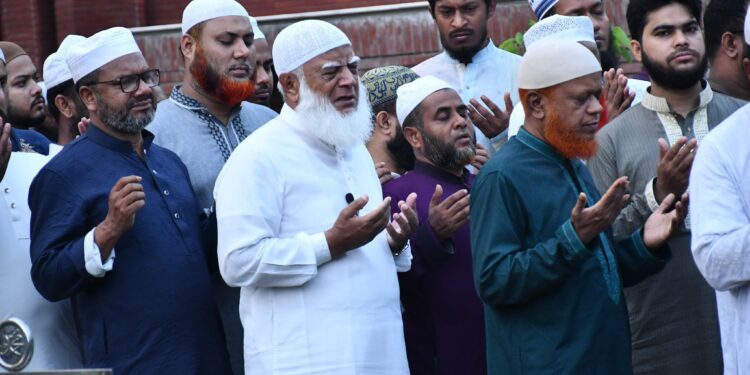 ব্যারিস্টার আব্দুর রাজ্জাকের কবর জিয়ারতে সম্মানিত আমীরে জামায়াত ডা. শফিকুর রহমান