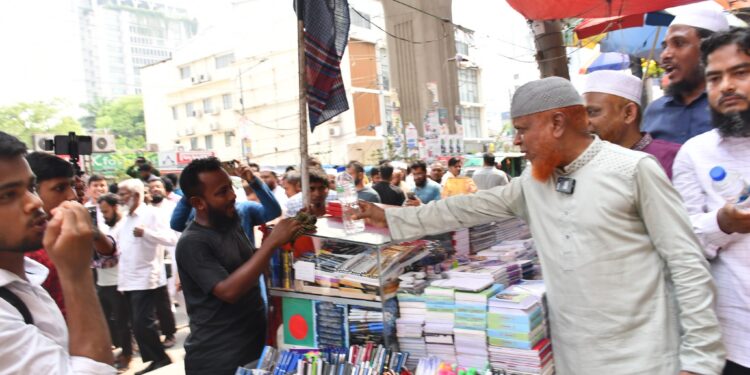 তীব্র তাপদাহে তৃষ্ণার্ত পথচারীদের মাঝে জামায়াতে ইসলামীর সপ্তাহব্যাপী সুপেয় পানি বিতরণ কর্মসূচির উদ্বোধন