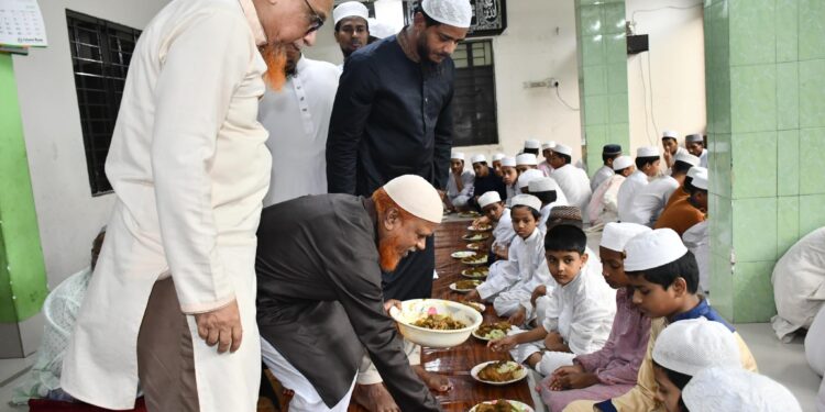 মজলুম জননেতা এটিএম আজহারুল ইসলামের কারামুক্তিতে এতিম শিশুদের সঙ্গে জামায়াত নেতৃবৃন্দের মধ্যাহ্নভোজ