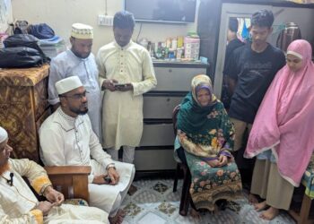 বংশাল শহীদ শারফুদ্দিনের পরিবারের সাথে ঈদ শুভেচ্ছা বিনিময় করেছেন ঢাকা দক্ষিণ মহানগরীর আমীর মোঃ নূরুল ইসলাম বুলবুল