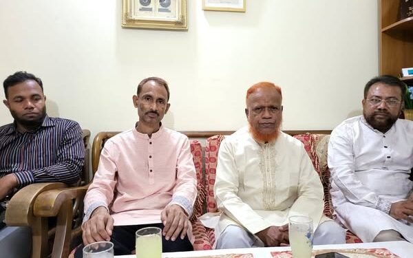 শহীদ ফারহানের পরিবারের সাথে মহানগরী আমীরের ঈদ শুভেচ্ছা বিনিময়