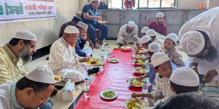 ওয়ারী পশ্চিম থানার উদ্যোগে এতিম শিশুদের মাঝে খাবার বিতরণ