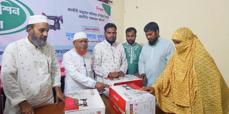 চাঁপাইনবাবগঞ্জ শ্রমিক কল্যাণ ফেডারেশনের উদ্যোগে প্রশিক্ষণপ্রাপ্ত ১৩ জন নারীর মাঝে ১৩টি সেলাই মেশিন বিতরণ