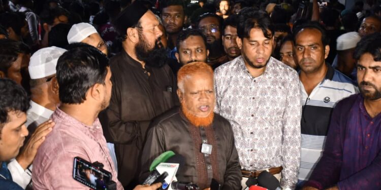 গুরুতর আহত গণঅধিকার পরিষদের আহ্বায়ক নুরুল হক নূরকে দেখতে হাসপাতালে জামায়াত নেতৃবৃন্দ