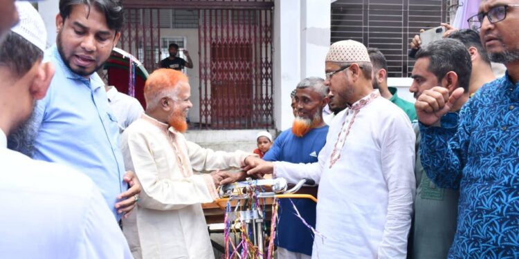 রাজধানীর কদমতলীতে আত্মকর্মসংস্থান সৃষ্টির লক্ষ্যে কর্মহীনদের মাঝে ভ্যান ও রিক্সা বিতরণ করেছে জামায়াতে ইসলামী ঢাকা মহানগরী দক্ষিণ