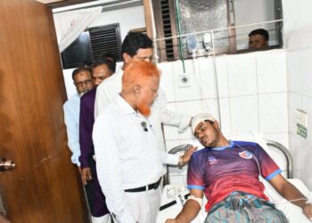 জগন্নাথ বিশ্ববিদ্যালয়ে ছাত্রদলের সন্ত্রাসী হামলায় আহতদের দেখতে হাসপাতালে জামায়াত নেতৃবৃন্দ