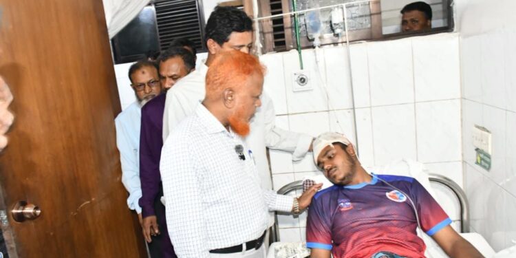 জগন্নাথ বিশ্ববিদ্যালয়ে ছাত্রদলের সন্ত্রাসী হামলায় আহতদের দেখতে হাসপাতালে জামায়াত নেতৃবৃন্দ